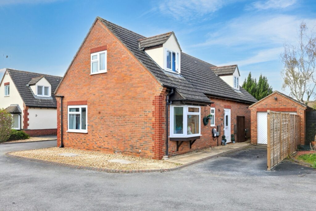 Wychwood Close Carterton