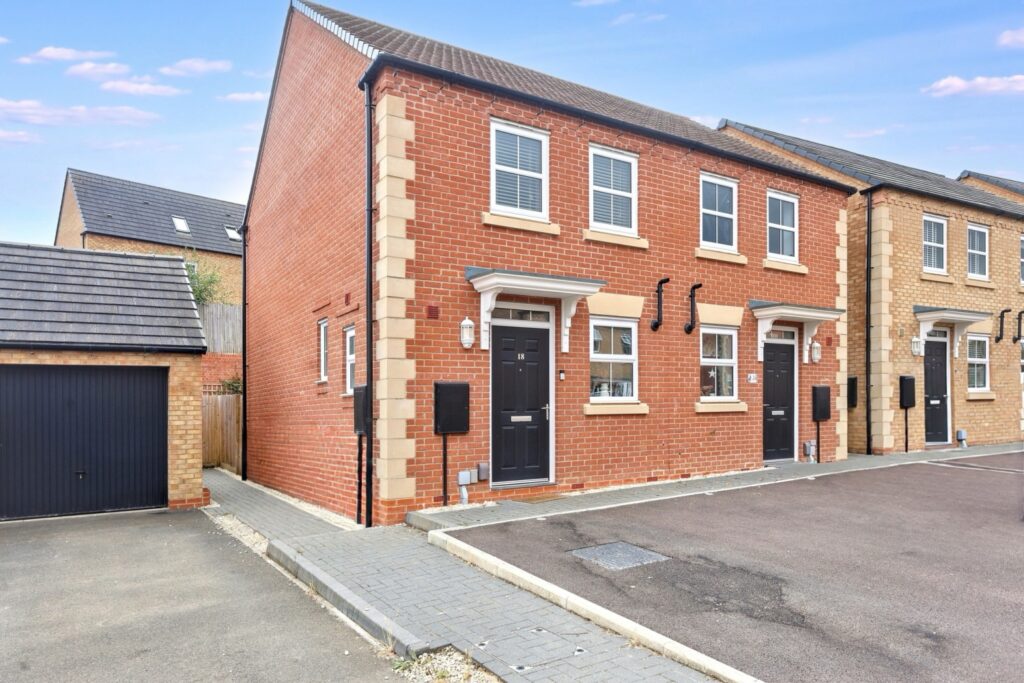 18 Woodpecker Way, Witney, OX28 6NN